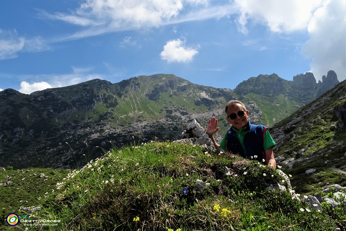 30 Vista in Corna Grande con  fioriture di camedrio alpino (Dryas octopetala).JPG